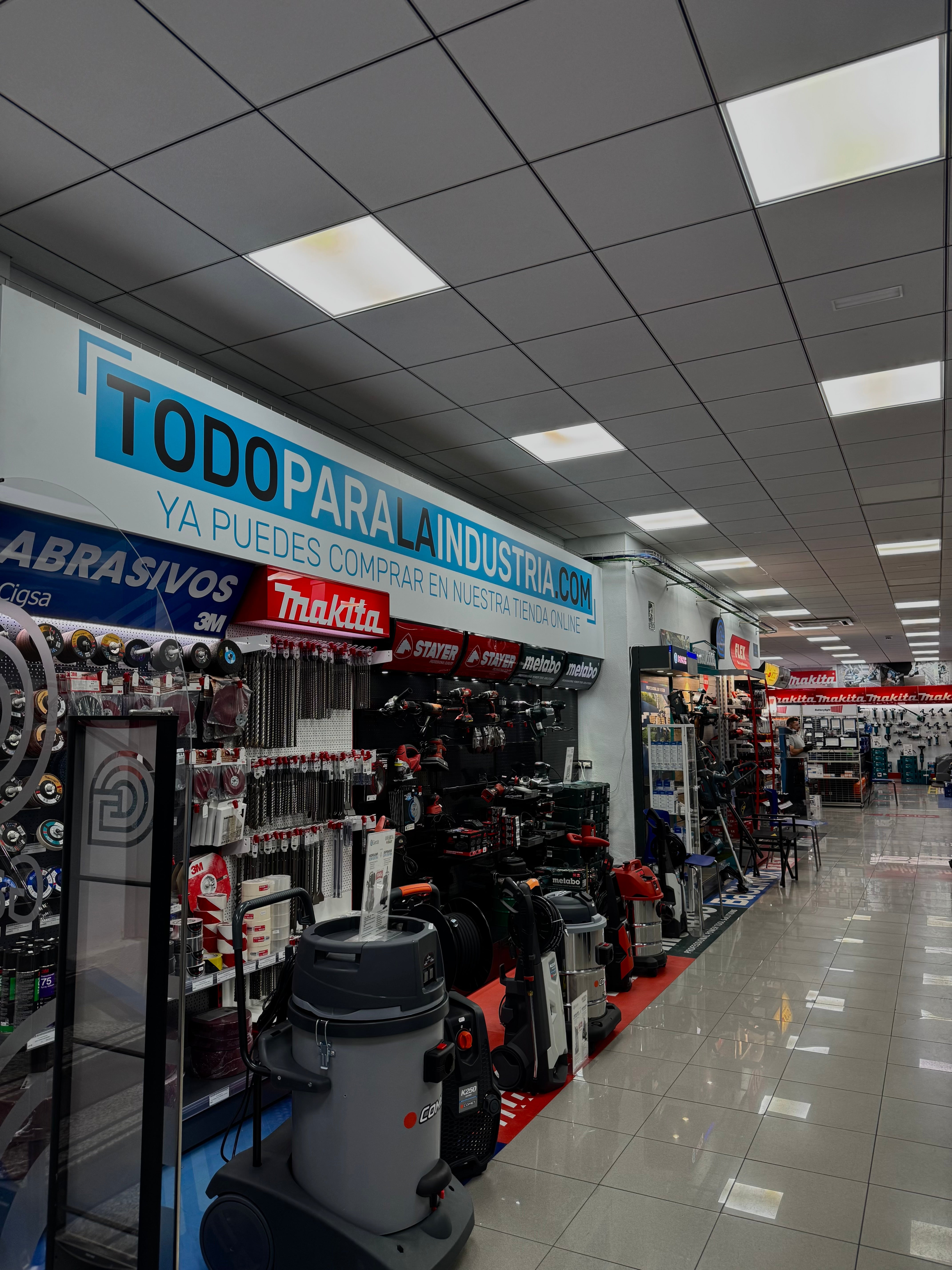 Instalaciones y pasillos de la ferretería industrial Comercial Industrial García en Murcia con exposición de herramientas